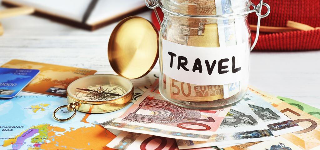 Reiseziele im Jugend-Reisebüro planen. Auf einem Tisch liegen Reiseaccessoires wie Euro-Banknoten, eine Weltkarte und ein Glas mit der Aufschrift TRAVEL, umgeben von goldenen Objekten.